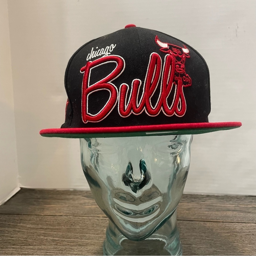 Chicago Bulls Snapback Hat cap. Flat bill. Size M/L adjustable. Pre-owned.